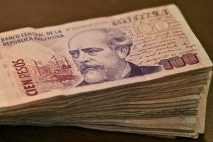 Аргентинский песо обвалился за день на 10%