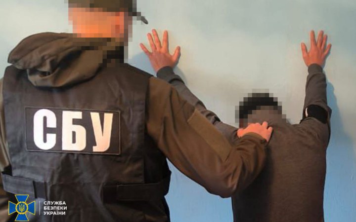 У Запоріжжі затримали групу шахраїв, які під виглядом військових продавали гуманітарну допомогу