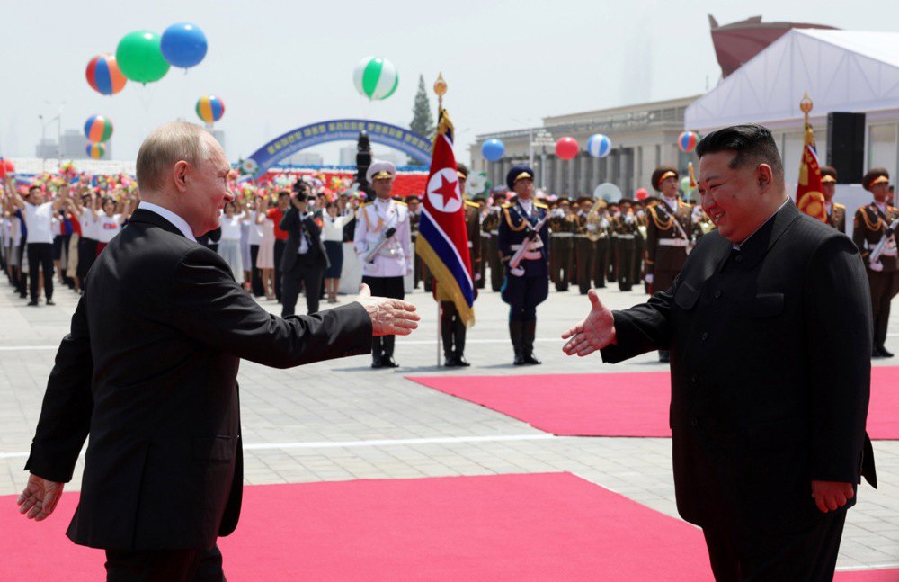 Лідери під час офіційної церемонії зустрічі в Пхеньяні, 19 червня 2024 року.
