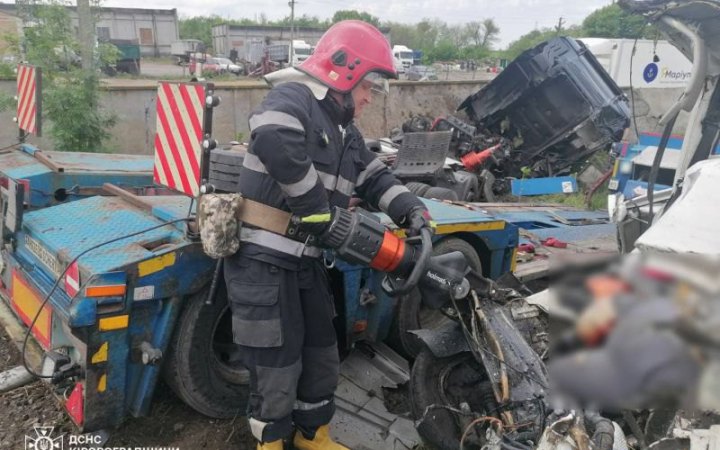 На Кіровоградщині у ДТП за участі легковика, вантажівки та двох бусів загинули три людини