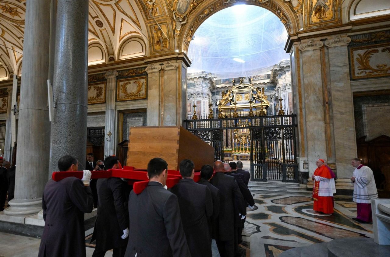 Труну з тілом внесли до порожнього храму Санта Марія Маджоре під спів псалмів. Перед погребінням труну внесли на хвилину до
каплиці, де зберігається чудотворна ікона Пресвятої Богородиці Salus Populi Romani, до якої любив молитися Папа.