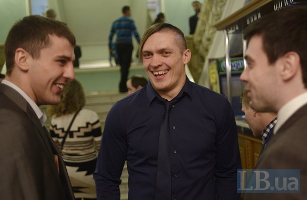 Александр Усик (в центре) в компании партнера по боксерской сборной Александра Гвоздика и тяжелоатлета Алексея Торохтия