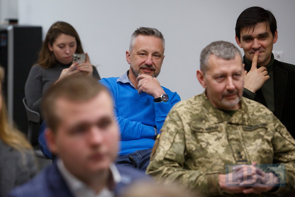 Advisor to the Mayor of Mariupol Petro Andryushchenko (in the centre)
