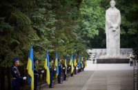 Янукович возложил цветы погибшим освободителям Харькова