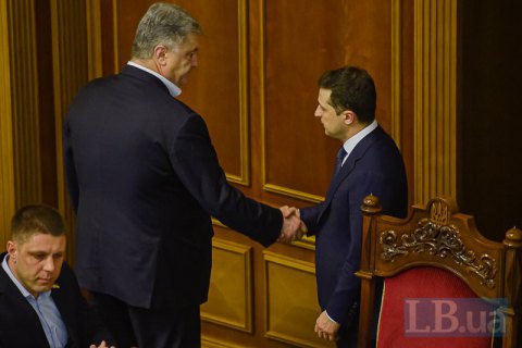 Зеленский и Порошенко пообщались в президиуме Рады и пожали руки