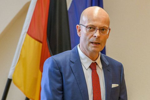 Мэру немецкого города приостановили полномочия из-за прививки вне очереди