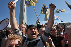 В Тбилиси оппозиция требует прямого эфира из студии