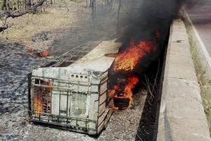 В Індії 50 людей згоріли в автобусі, що впав з моста 