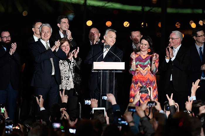 Премьер-министр Венгрии и председатель партии ФИДЕС Виктор Орбан (в центре) и другие члены
партии и правительства Венгрии празднуют победу партии на выборах, Будапешт, 08 апреля 2018.