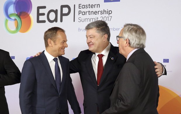 Президент Європейської Ради Дональд Туск, Президент України Петро Порошенко та Президент Єврокомісії Жан-Клод Юнкер
під час саміту *Східне партнерство* в Брюсселі