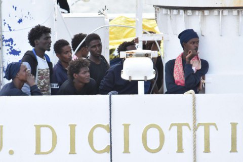 Італія зі скандалом прийняла біженців із судна Diciotti