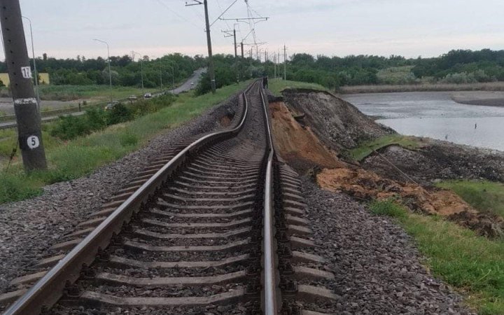 Підрив росіянами Каховської ГЕС: біля Нікополя просіла ділянка із залізничним полотном