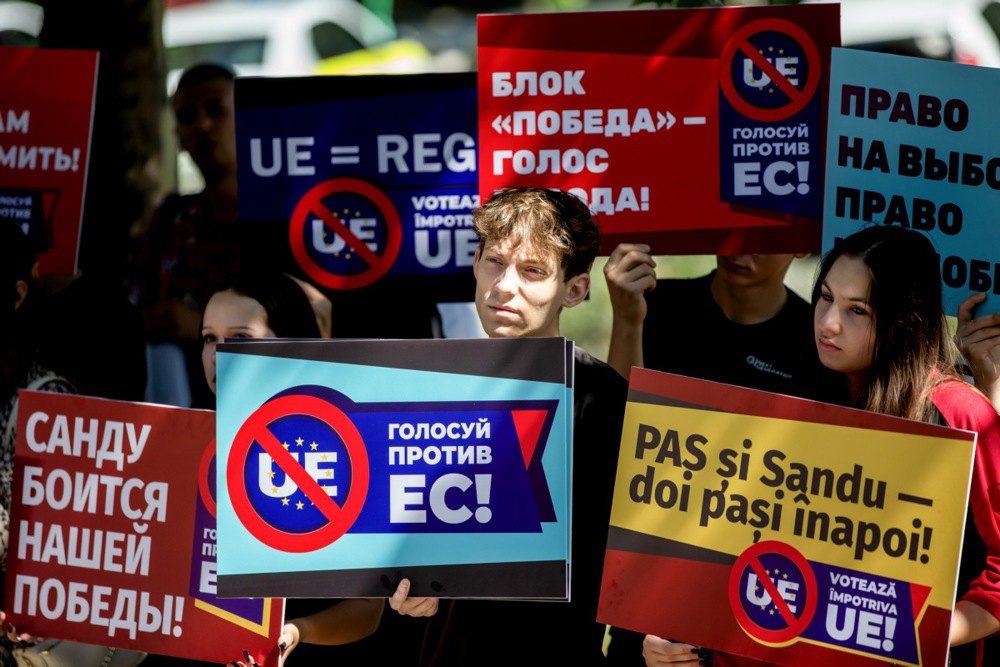 Прихильники політичного блоку «Перемога» (Ілора Шора) під час протесту перед будівлею Апеляційного суду в
Кишиневі.