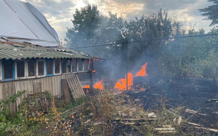 Ворог цілий день бив по Нікопольському районі, постраждали дві жінки