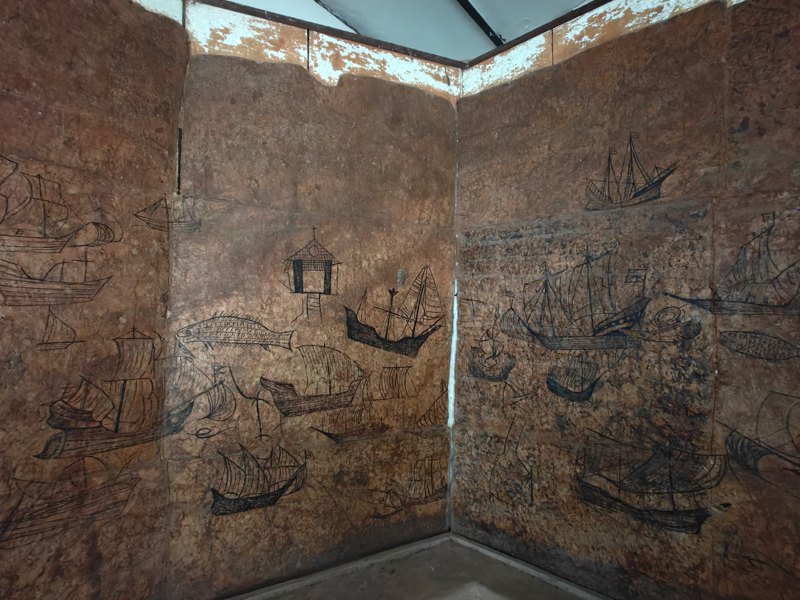 Графіті з португальськими галеонами у Форті Ісуса — фортеці, заснованій португальцями наприкінці XVI століття
у Момбасі в Кенії