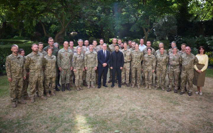 Зеленський та Стармер зустрілись з українськими бійцями, які проходять підготовку у Великобританії 