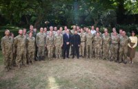 Зеленський та Стармер зустрілись з українськими бійцями, які проходять підготовку у Великобританії 