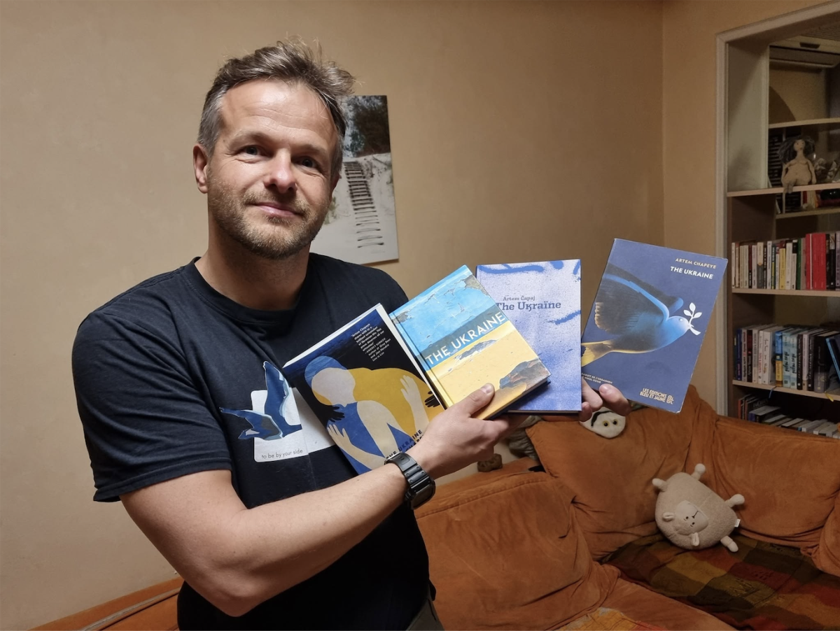 Артем Чапай з перекладами книги "The Ukraine"