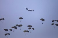 Літаки п’яти країн скинули з повітря 90 пакетів гуманітарної допомоги у Смузі Гази