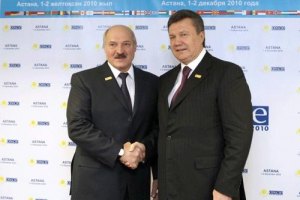 Лукашенко напомнил Януковичу о "интересах двух братских народов"