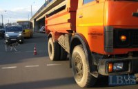 ​В Киеве на Братиславской грузовик переехал насмерть пенсионерку