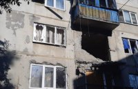 Российские наемники обстреляли многоэтажку в Красногоровке, есть раненый