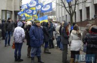 Митингующие пикетируют Украинский дом