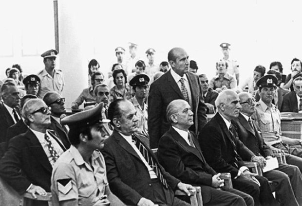 Пападопулос, Паттакос, Макарезос та Іоаннідіс(стоїть) під час суду