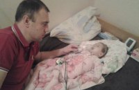 Батько просить допомоги для лікування доньки-немовляти