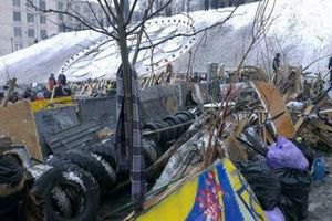 На Майдане восстанавливают баррикады 
