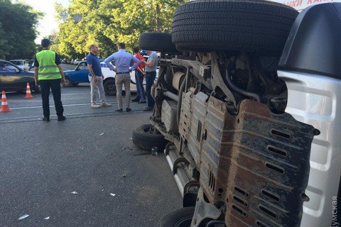 В Одессе патрульный автомобиль на встречке опрокинул внедорожник