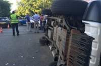 В Одессе патрульный автомобиль на встречке опрокинул внедорожник