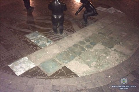 Полиция задержала супругов за кражу бронзовой плитки с "детского" памятника основателям Киева 