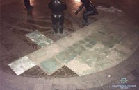 Полиция задержала супругов за кражу бронзовой плитки с "детского" памятника основателям Киева 