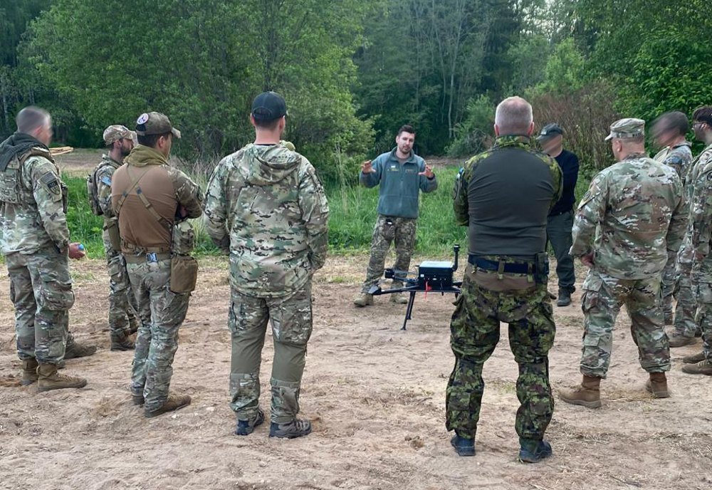  Фото з навчань операторів дронів-бомберів 412 бригади <i>Nemesis</i> (військові бригади демонструють дрон іноземним колегам)