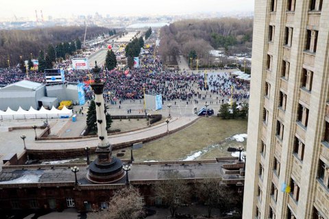 В Москве избили аспиранта, вывесившего из окна флаг Украины в годовщину оккупации Крыма
