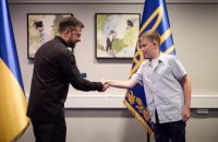 Зеленський вручив відзнаку "Майбутнє України" 11-річному волонтеру з Данії