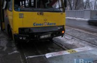 Позашляховик жорстко протаранив маршрутку з пасажирами в Києві