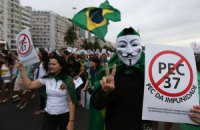 В Бразилии на антикоррупционный митинг вышли сотни тысяч человек