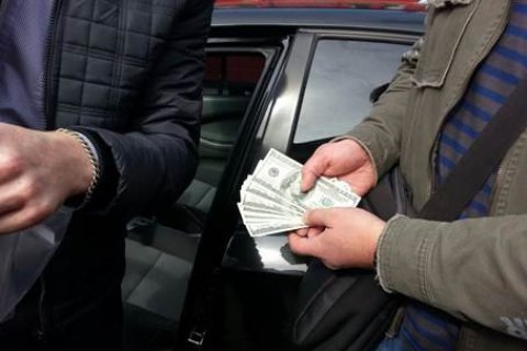 У киевлянина на встрече с менялами отобрали 4800 долларов 