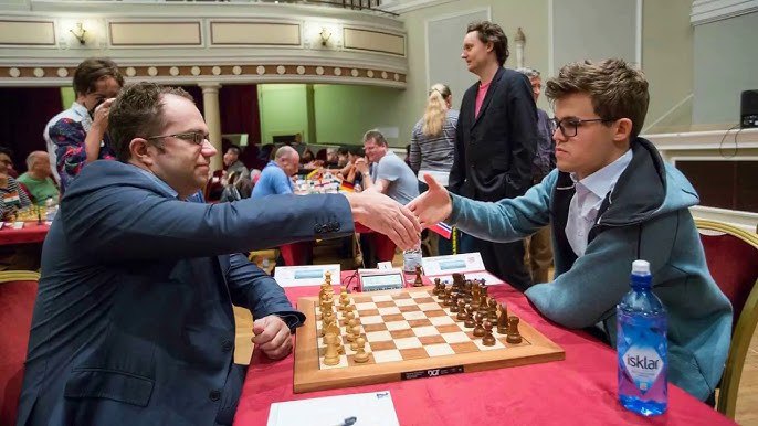 Павло Ельянов (ліворуч) грає проти Магнуса Карлсена