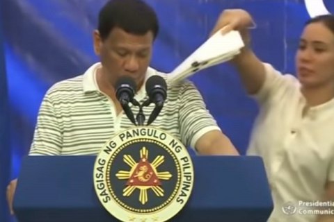 На плечо президента Филиппин во время выступления залез таракан