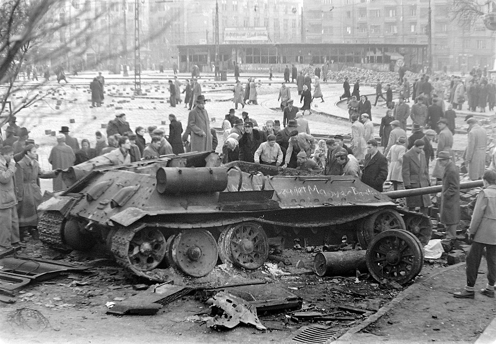 Знищений танк Т-34-85 на площі Моріча Жигмонда у Будапешті, 1956 рік.