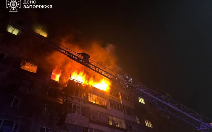 Головне за ніч та ранок вівторка, 16 грудня: удар по багатоповерхівці у Запоріжжі, понад 150 боєзіткнень, перемовини щодо миру