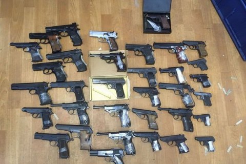 СБУ задержала двух контрабандистов с 43 пистолетами