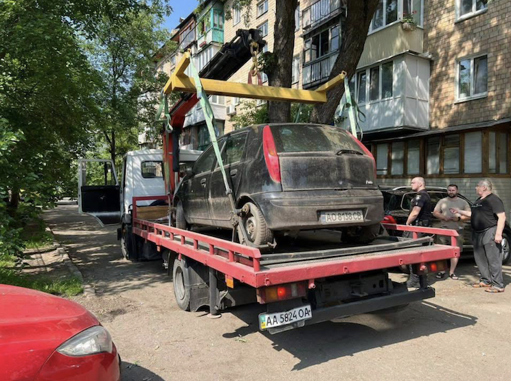 Прибирання пошкоджених авто 