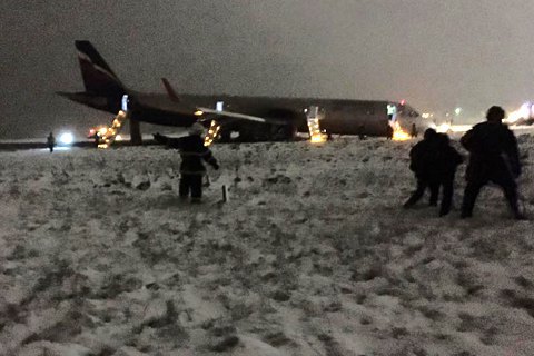 В аэропорту Калининграда самолет выкатился за ВПП