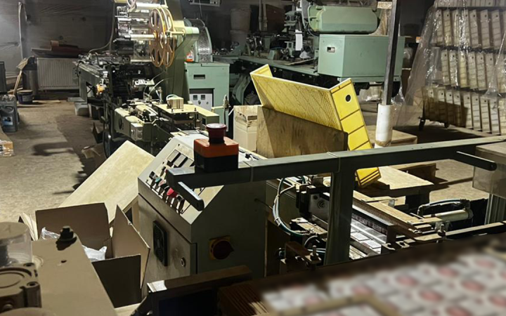 Біля Києва викрили підпільну тютюнову фабрику, на якій щодня виготовляли до 60 000 пачок сигарет