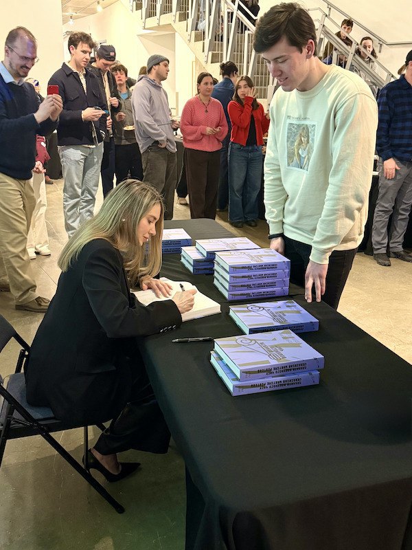 Олена Сперанська підписує книгу “Плакати Воєнного Часу” в університеті Колгейт