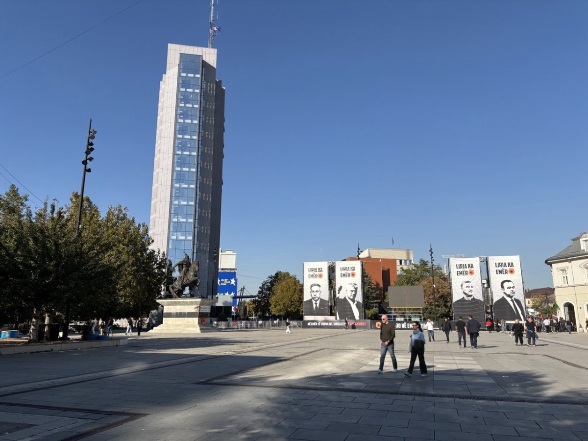 Портрети командирів АВК біля будинку уряду на площі Скандербеґа